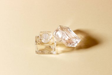 Sert gölgeli parlak güneş ışığında cam parfüm şişeleri..