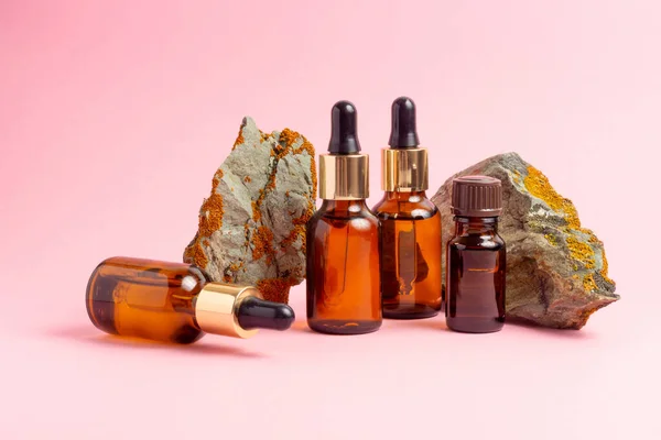 Naast Steen Staat Een Amberkleurige Fles Voor Essentiële Oliën Cosmetica — Stockfoto