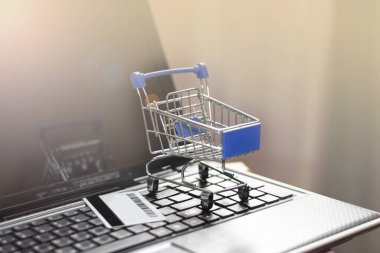 İnternetten alışveriş ve ev teslimatı. Dizüstü bilgisayarda alışveriş sepeti.