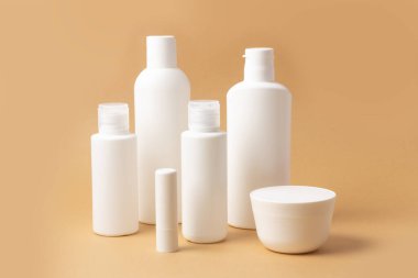 Metin eklemek için yeri olan beyaz kozmetik şişeleri ve kavanozlar.