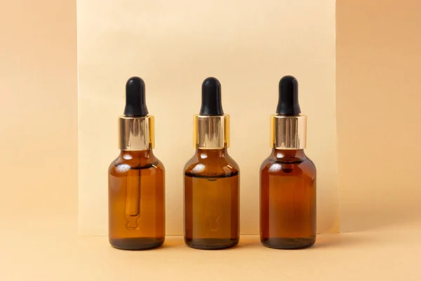 Een set amberkleurige flessen voor essentiële oliën en cosmetica. Glazen fles. Druppelaar, spuitfles — Stockfoto