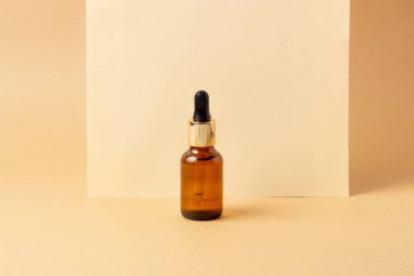 Gerekli yağlar ve kozmetikler için bir şişe. Cam şişe açık.