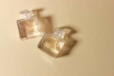 Sert gölgeli parlak güneş ışığında cam parfüm şişeleri..