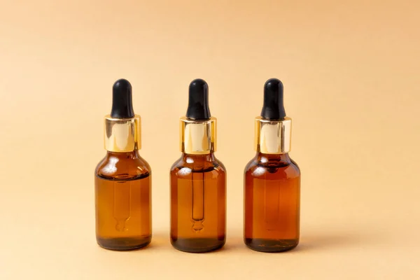 Een set amberkleurige flessen voor essentiële oliën en cosmetica. Glazen fles. Druppelaar, spuitfles — Stockfoto