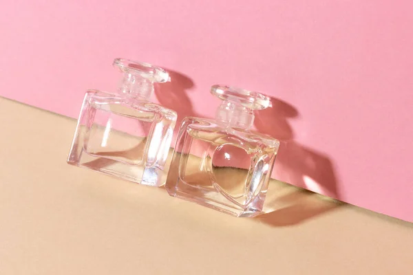 Glazen parfumflesjes in fel zonlicht met harde schaduwen. — Stockfoto