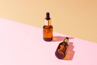 Gerekli yağlar ve kozmetikler için kehribar şişeleri. Cam şişe. Damla, sprey şişesi.