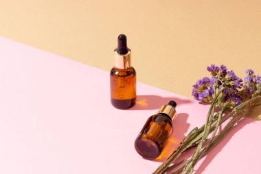 Gerekli yağlar ve kozmetikler için kehribar şişeleri. Cam şişe. Damla, sprey şişesi.