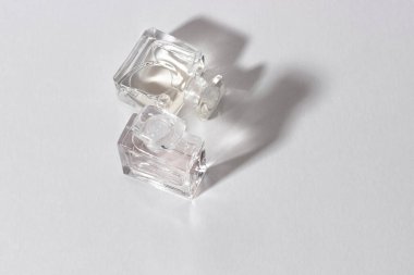 Sert gölgeli parlak güneş ışığında cam parfüm şişeleri..