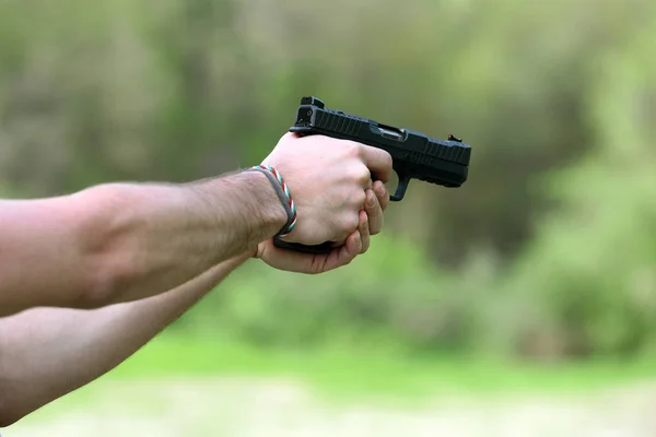 Homem Mãos Close Tiro Com Preto Arma Livre Visto Partir — Fotografia de Stock