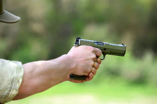 Soldado Apontando Com Uma Pistola Automática Pistola Arma Fogo Close — Fotografia de Stock