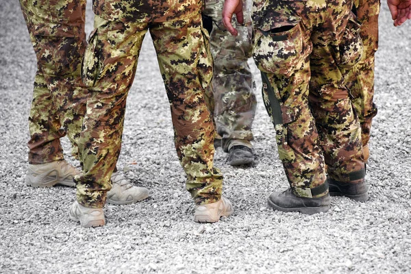 Grupo Soldados Disfrazados Camuflaje Una Vista Ángulo Bajo Sus Piernas — Foto de Stock
