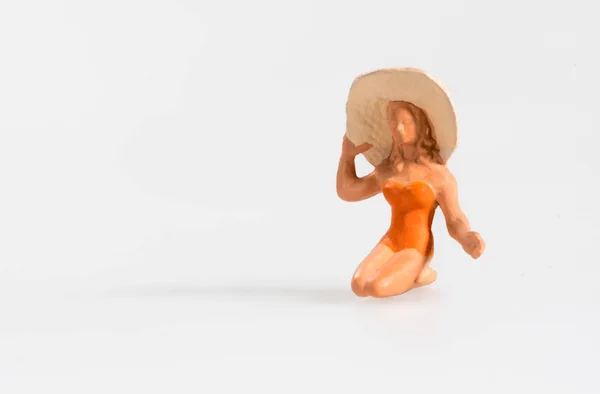 Miniature Woman Kneeling Wearing Beach Hat While Sunbathing — Stock Photo, Image