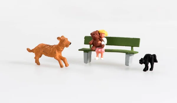 Niña Miniatura Sentada Banco Rústico Abrazando Oso Peluche Con Perro — Foto de Stock