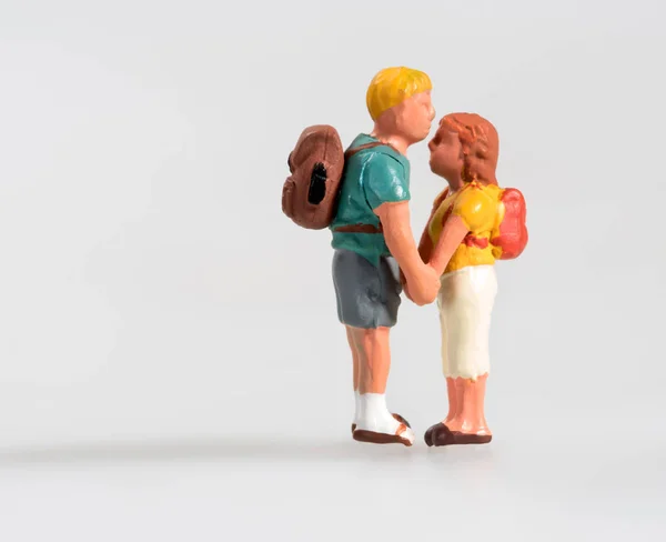 Miniatura Joven Pareja Enamorada Llevando Mochilas Pie Uno Frente Otro — Foto de Stock