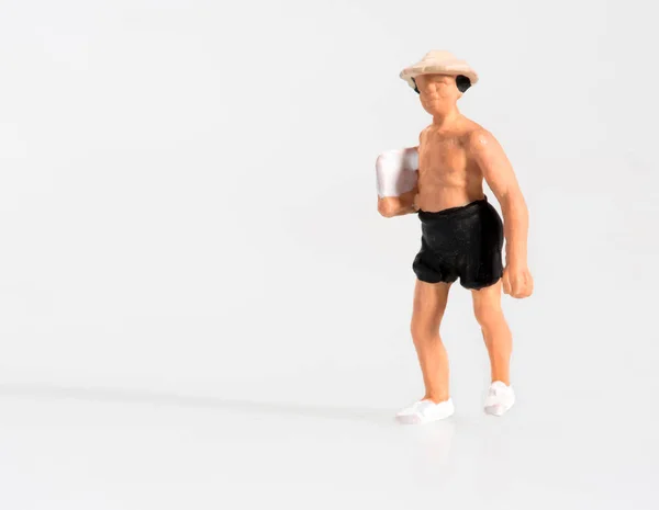 Pequeña Figura Miniatura Hombre Con Sombrero Sol Bañador Llevando Periódico — Foto de Stock