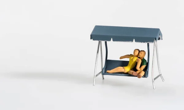 Liebevolle Miniatur Paar Entspannen Auf Einer Schaukel Auf Der Veranda — Stockfoto