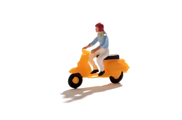 Miniatuur Persoon Rijden Een Helder Gele Scooter Geïsoleerd Wit Met — Stockfoto