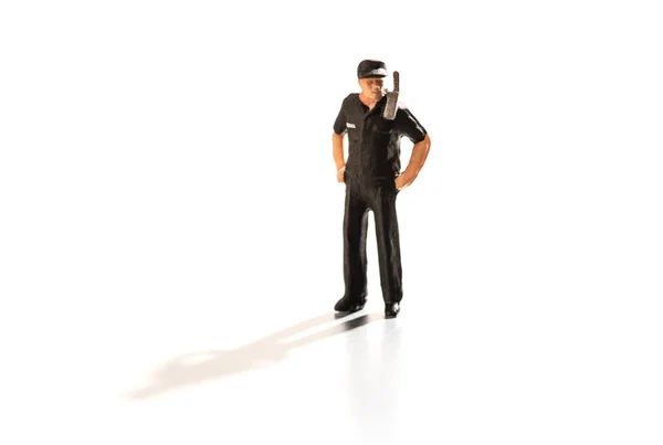 小型保安与无线电值班站在他的制服与他的手在他的臀部与复制空间和阴影的白色隔离 — 图库照片