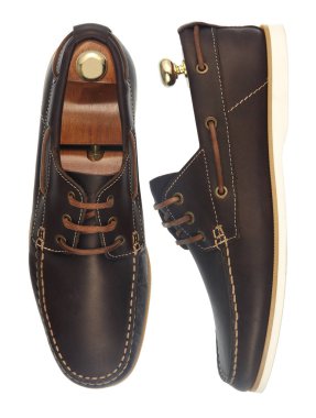 Kahverengi deri yaz çifti dekoratif dantel ve dikiş tarafından gelen ve üzerinde beyaz izole yükü olan erkekler için ayakkabı