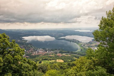 Monte Barro Bölge Parkı yakınındaki Lecco, Lombardia, İtalya doğal peyzaj yeşillikler arasında İtalyan Gölü bölgesinin üzerinden görüntülemek