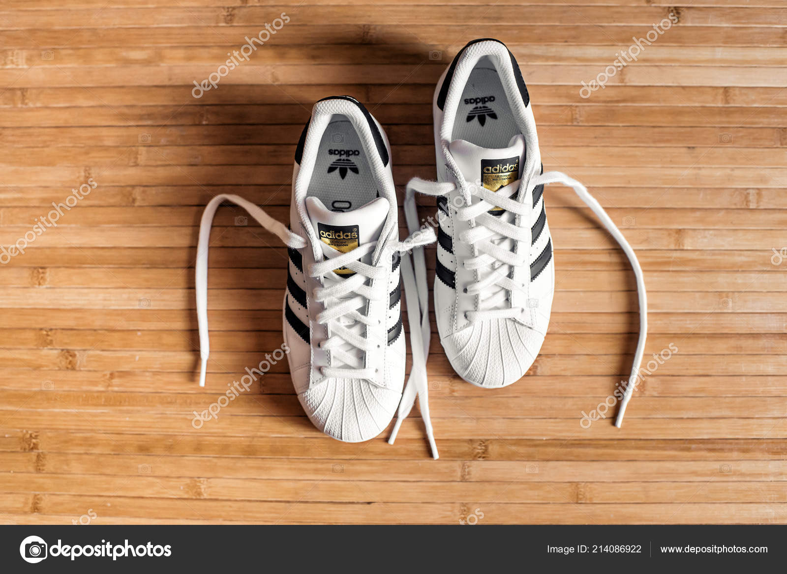 Justicia Latón Repetirse Pair Adidas Superstar Sports Shoes Iconic Three Blue Stripes Wooden Stock  Photo by ©PHOTOLOGY1971 214086922