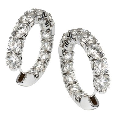 Standart satır üzerinde beyaz gümüş veya platin deldi kulaklar için şık bir aksesuar olarak ayarla yönlü değerli taşlar ile zarif pahalı elmas hoop küpe ayarla