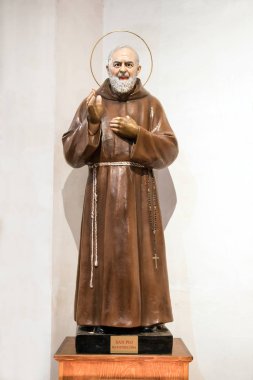 Padre Pio ya da Aziz Pio Pietrelcina, bir Roma Katolik rahip ve kutsal Stigmata eliyle takdis içinde kaldırdı, hayatı boyunca görüntülenen rahip heykeli