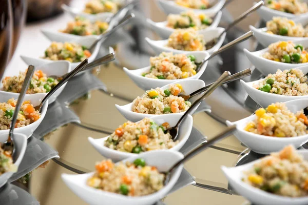 Vorspeise Aus Couscous Und Gemüse Kleinen Einzelgerichten Reihenweise Auf Buffettisch — Stockfoto