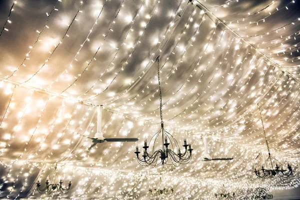 輝くパーティー ライト 天井の完全なフレームのバック グラウンドでのイベント 結婚式のテントで侯爵を飾るシャンデリア — ストック写真