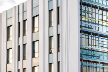 Yüksek doğmak modern ofis köşesinden görüntülenen binanın dış.