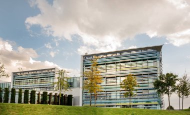 Büyük ofis binası ile peyzajlı bahçeler doğal görünümünü.