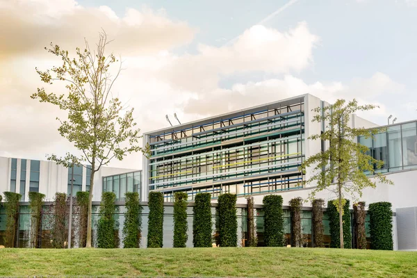 Außenansicht Eines Großen Modernen Bürogebäudes Mit Landschaftsgärten Vordergrund — Stockfoto