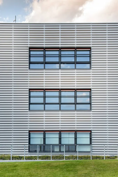 Symmetrischer Blick Auf Ein Modernes Geschäftshaus Mit Drei Großen Breiten — Stockfoto