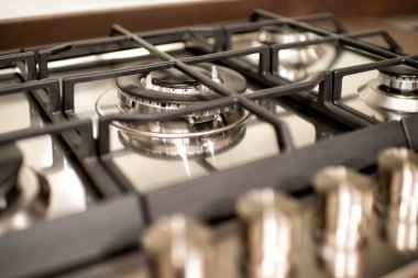 Modern gaz yakıcı ve hob üzerinde cihaz kırpılmış görünümünde yakın bir mutfak aralığında