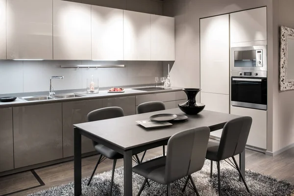 Zwart Wit Grijs Witte Keuken Interieur Met Ingebouwde Kasten Toestellen — Stockfoto