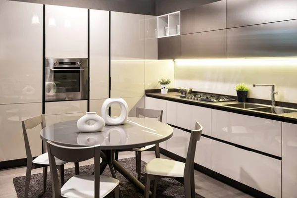 Moderno Construído Cozinha Com Decoração Preto Branco Aparelhos Equipados Com — Fotografia de Stock