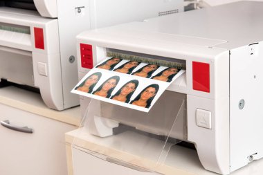 Pasaport fotoğrafları bir kadının sekiz fotoğraf görünümü kadar yakın makinesinde çıkmadan bir levha ile bir yazıcıda yazdırma