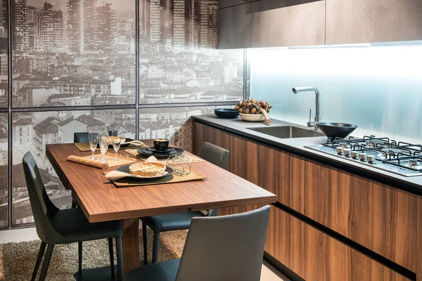 Cozinha Moderna Equipada Com Armários Madeira Pia Mesa Jantar Colocada — Fotografia de Stock