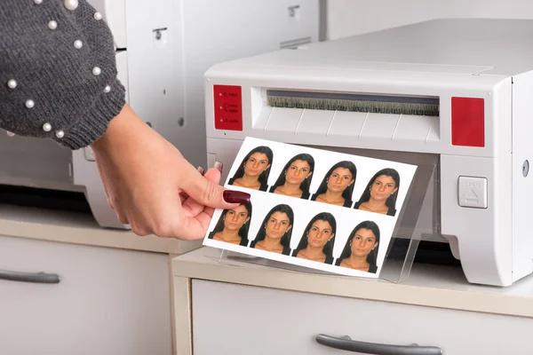 Набор Отпечатанных Фотографий Паспорте Молодой Женщины Выходящей Принтера Рукой Женщины — стоковое фото