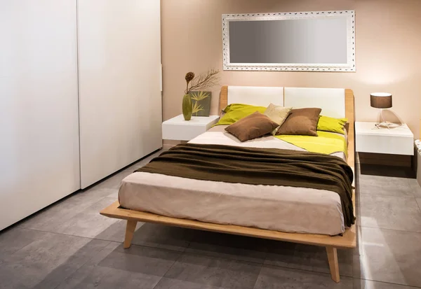 Modernes Schlafzimmer Mit Einem Bett Skandinavischen Holzstil Und Seitlichen Schränken — Stockfoto