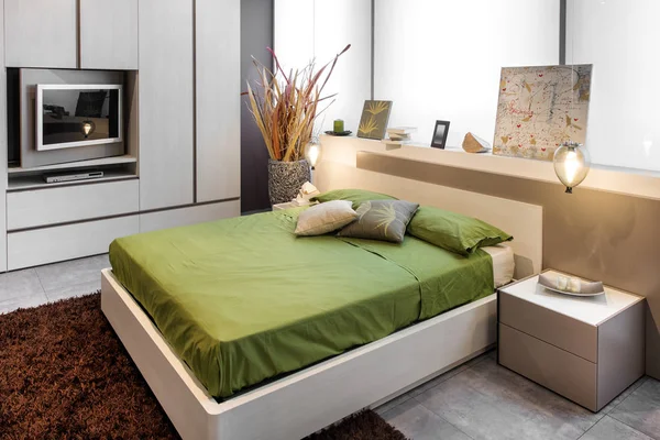Μοντέρνο Υπνοδωμάτιο Σχεδιασμός Υψηλή Διπλό Κρεβάτι Πράσινο Linens Και Καφέ — Φωτογραφία Αρχείου