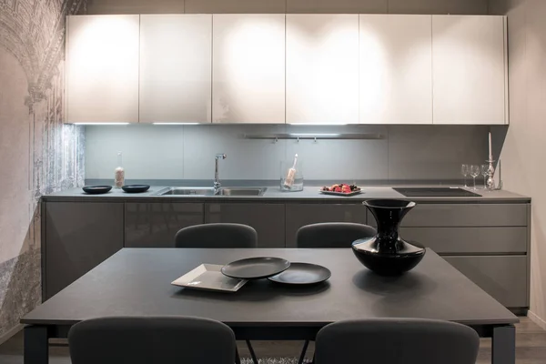 Cocina Moderna Compacta Equipada Gris Blanco Con Armarios Iluminados Mesa —  Fotos de Stock