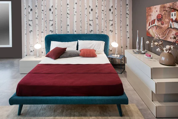 Υπνοδωμάτιο Σχεδιασμό Vintage Μπλε Κρεβάτι Φυσικό Βετούλης Σημύδας Δέντρα Διακόσμηση — Φωτογραφία Αρχείου