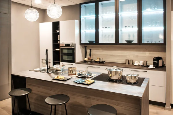 Neutrale Bruin Modern Uitgerust Interieur Van Keuken Met Eiland Met — Stockfoto