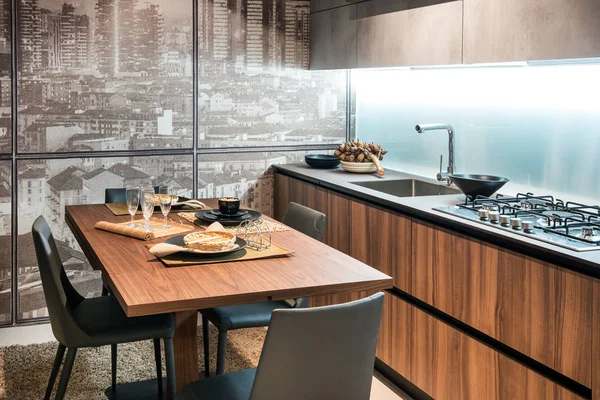 Moderne Inbouwkeuken Met Houten Kasten Gootsteen Eettafel Gelegd Met Serviesgoed — Stockfoto