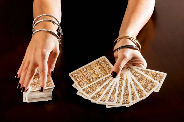 Fortune Teller Przepowiadająca Przyszłość Kart Tarota Trzymając Fanned Się Jej — Zdjęcie stockowe