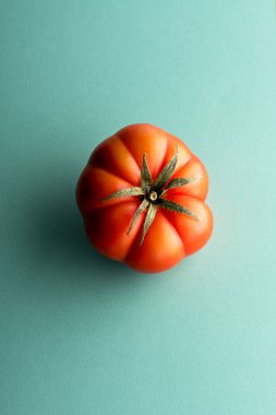 Bir bütün Konfit kırmızı domates merkezi Camgöbeği arka plan üzerinde yukarıdan izlendi