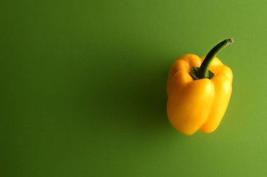 Bir sarı tatlı yetkin yeşil arka plan üzerinde kopya alanı ile yukarıdan izlendi