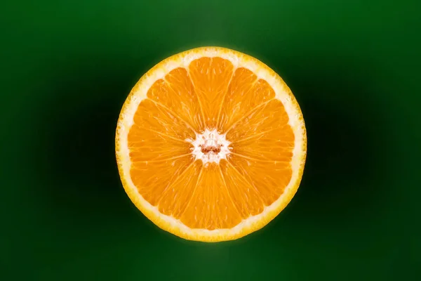 Свежий Оранжевый Разрез Пополам Темно Зеленом Фоне — стоковое фото