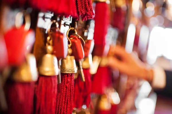 Clés Hôtel Avec Des Lables Brosse Rouge Suspendues Mur Vues — Photo